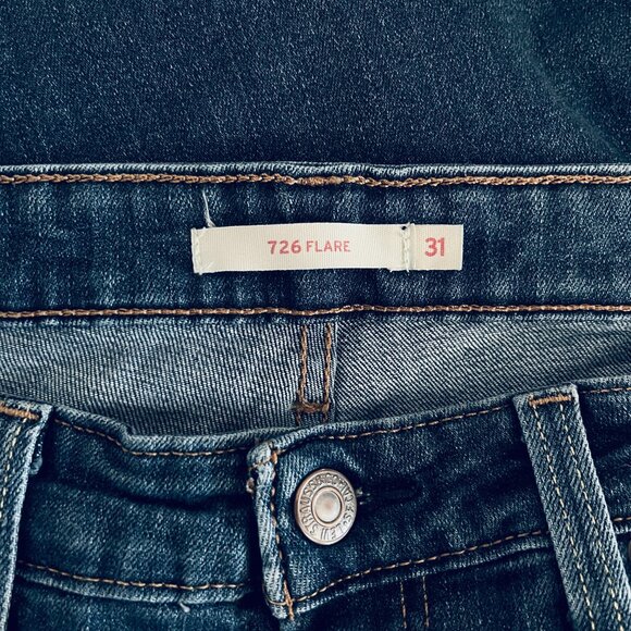 Levi's 726 High Rise Flare Women's Jeans, size 31 (12) - Picture 5 of 7